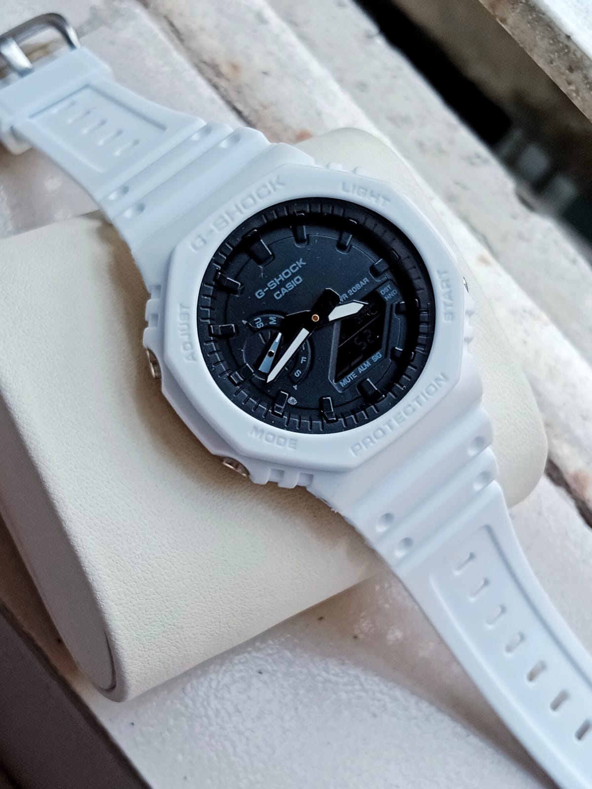GA2100 Gshock AA white black