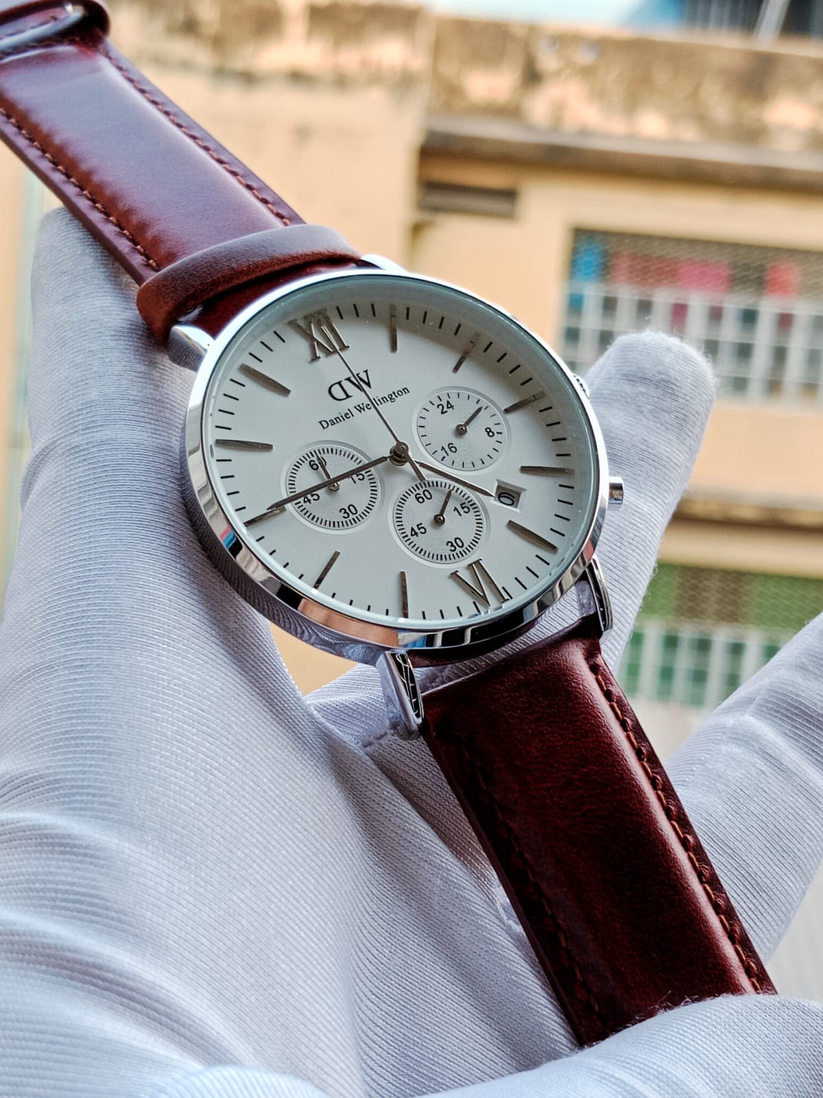 DW. Daniel Wellington silver white with brown belt